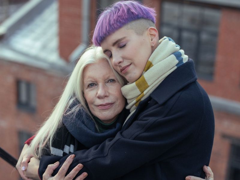 Enkelkind umarmt Oma