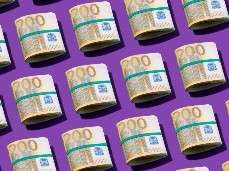 Zweihundert Euro Rollen auf lila Hintergrund.