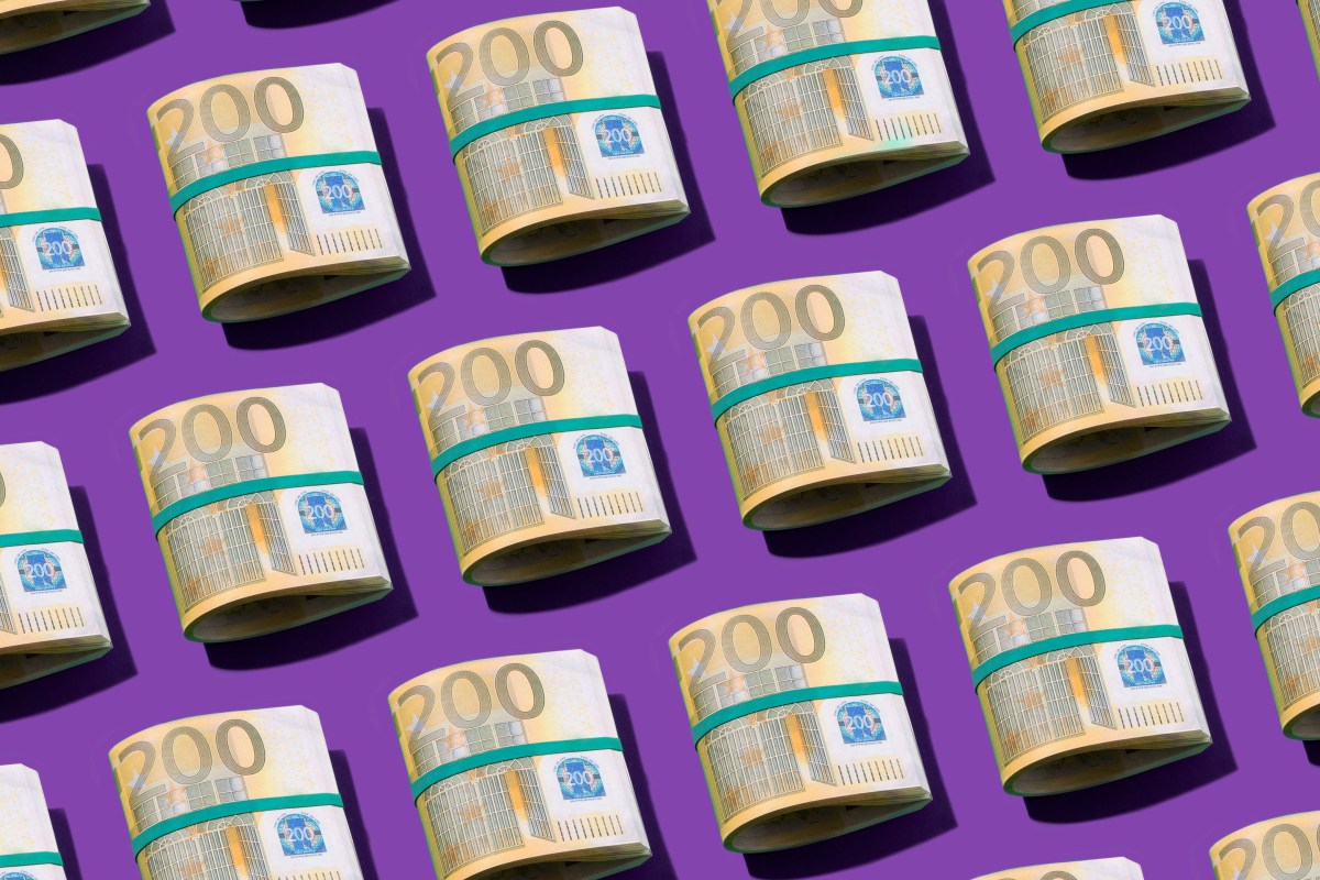 Zweihundert Euro Rollen auf lila Hintergrund.