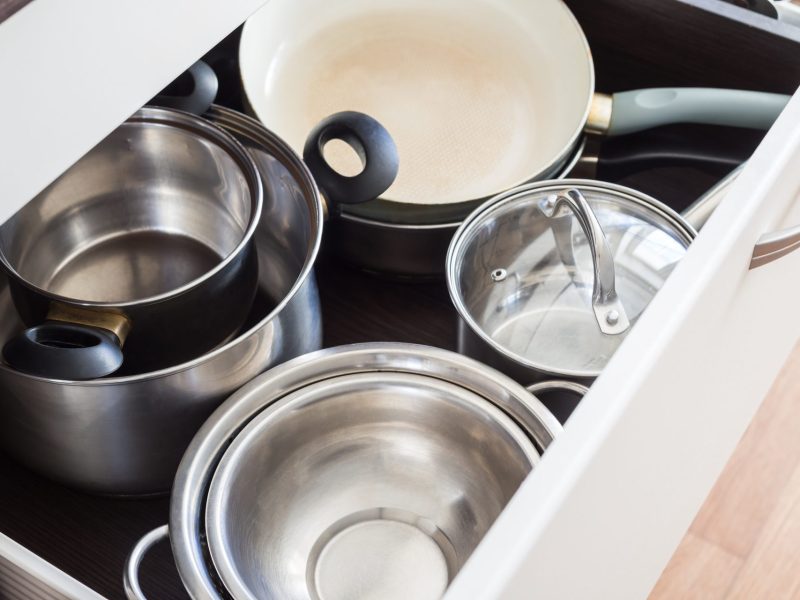 Töpfe und Pfannen im Schrank