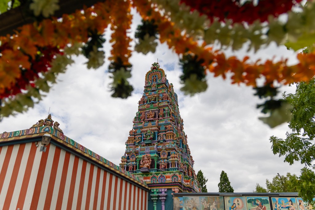 Viele Besucher:innen kommen, um die spirituelle Atmosph&auml;re zu genie&szlig;en und mehr &uuml;ber die hinduistische Kultur zu erfahren