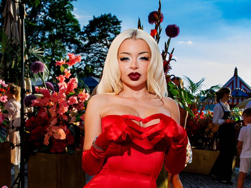 Katja Krasavice: Sängerin zeigt ein Herz mit ihren Fingern