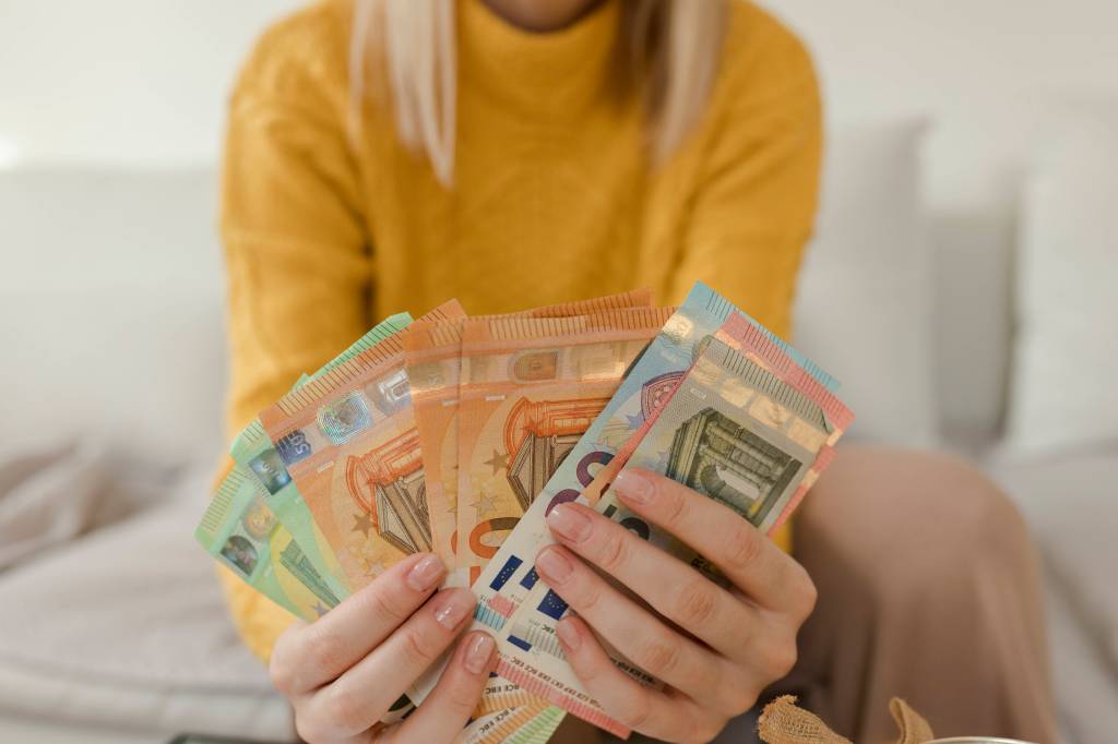 Frau h&auml;lt Geld