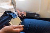 Im Flugzeug: Nicht angeschnallt? Das sind die Folgen.