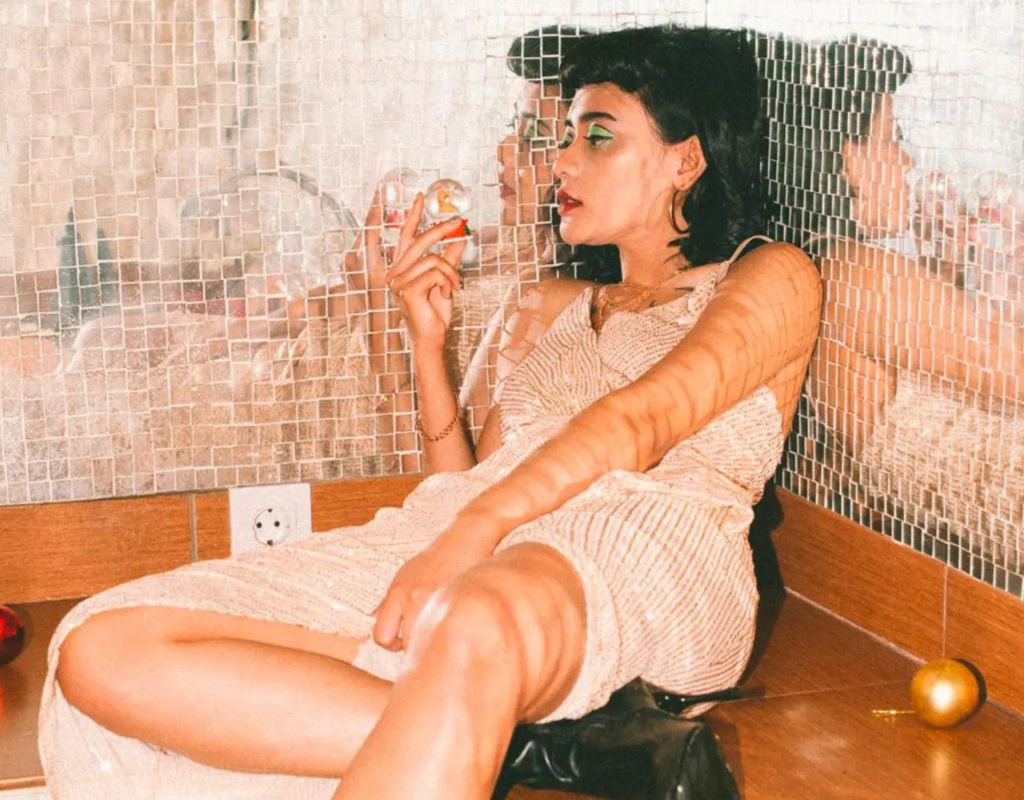 Selbstgespr&auml;che: eine Frau mit einem Telefonh&ouml;rer.