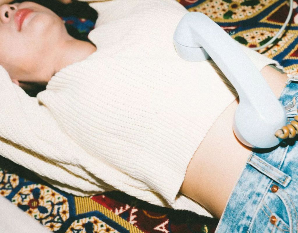 Selbstgespr&auml;che: eine Frau mit Telefonh&ouml;rer.