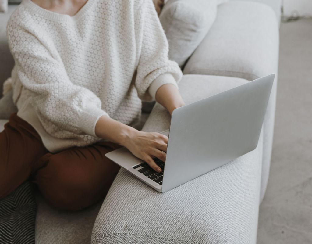 Frau am Laptop: Traumjob mit Pers&ouml;nlichkeitstest finden