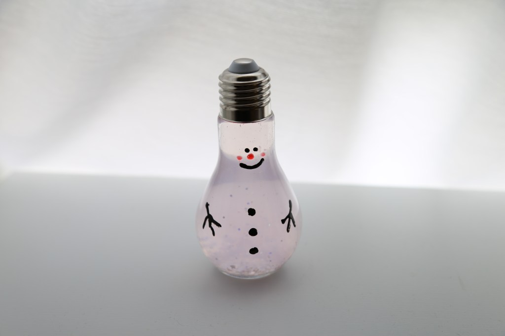 Weihnachtsdeko basteln: DIY Gl&uuml;hbirnen Schnemann