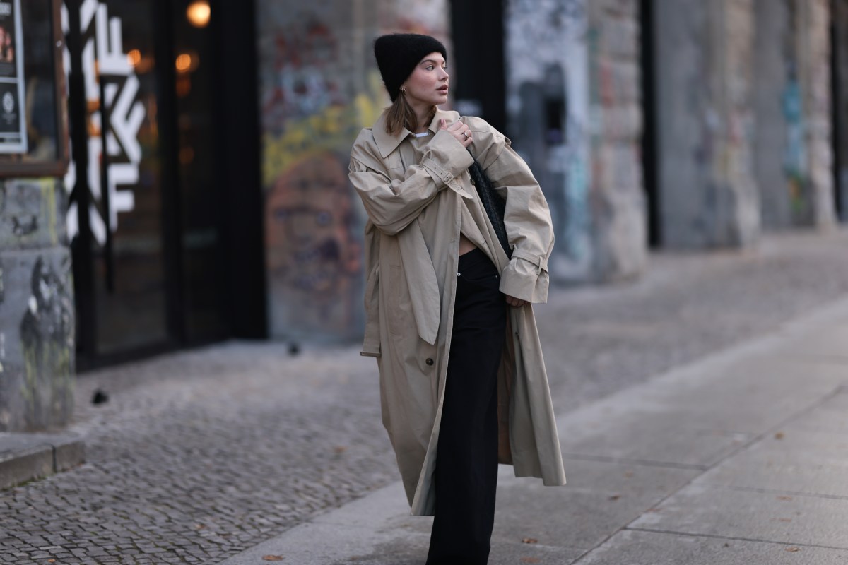 Frau trägt Trenchcoat