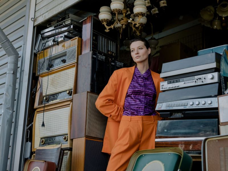 Frau mit Vintage-Möbeln