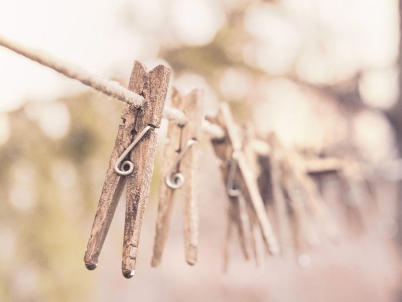 Wäscheklammern aus Holz: Weihnachtstsern basteln - DIY Idee