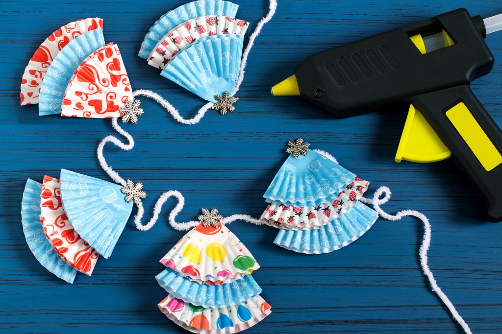 Weihnachtsbaum aus Muffinf&ouml;rmchen: DIY Idee