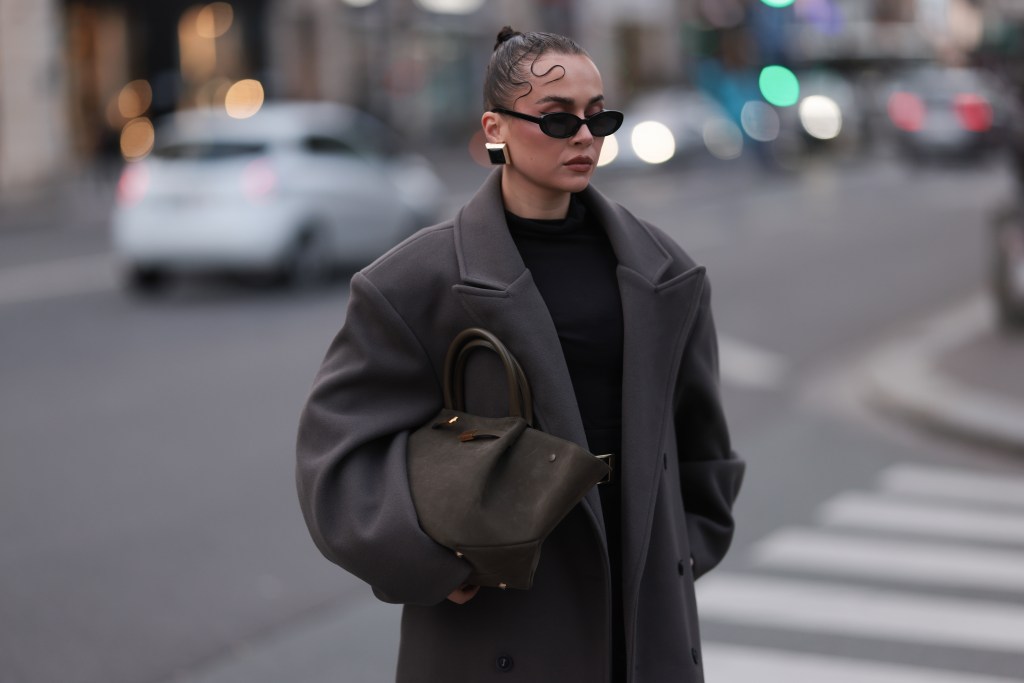 Frau tr&auml;gt grauen Wollmantel