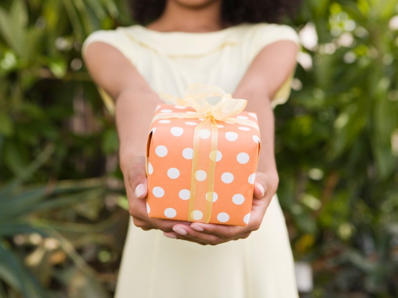 Frau hält Weihnachtsgeschenk