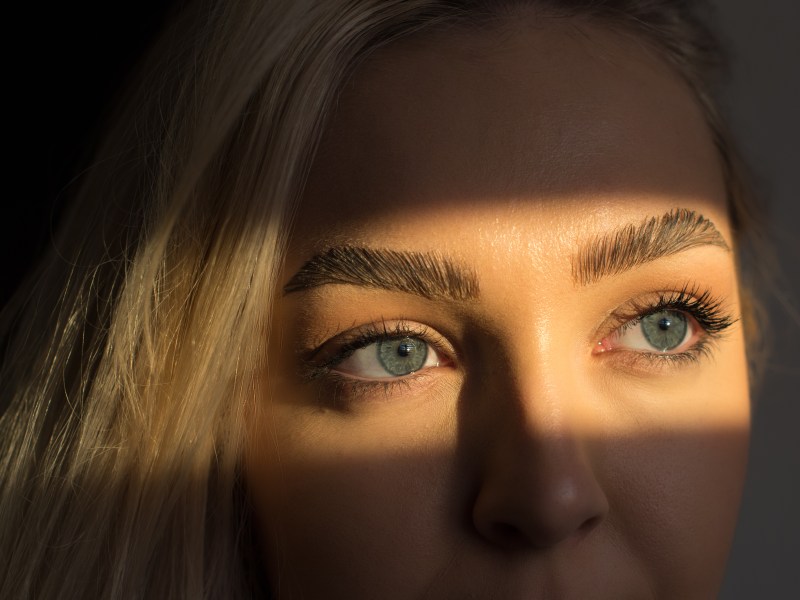 Frau mit gestylten Augenbrauenformen