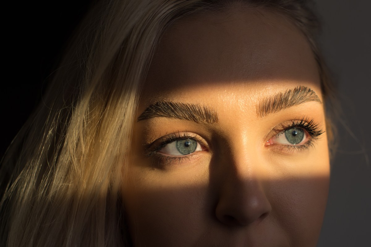 Frau mit gestylten Augenbrauenformen