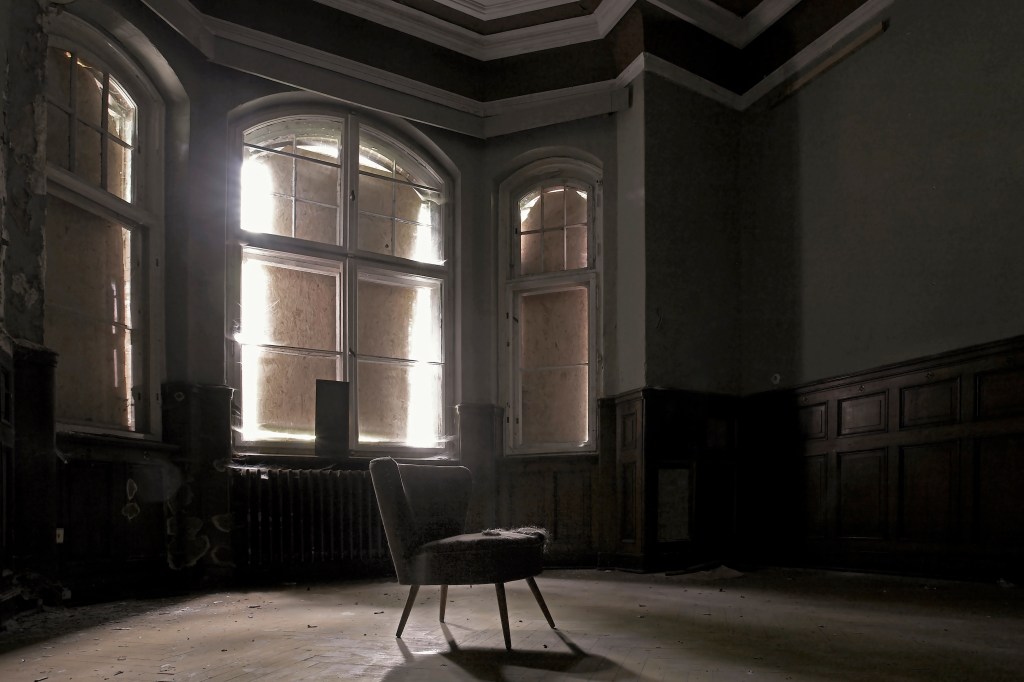  Ein Stuhl in einem leeren Raum eines verlassenen Geb&auml;udes.