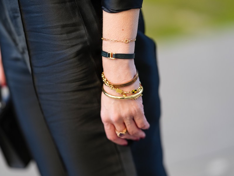 Frau trägt Armbänder