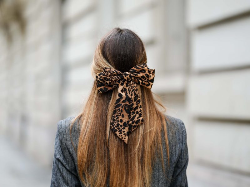 Frau mit braunen Haaren