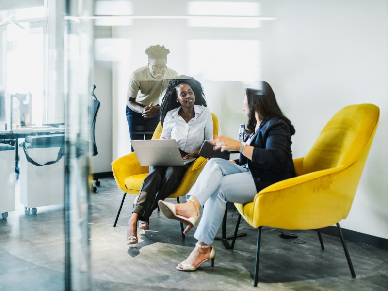Zwei Frauen unterhalten sich im Büro.
