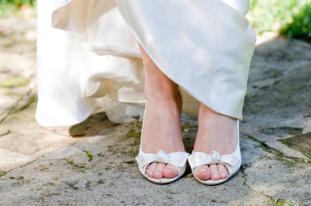 Frau tr&auml;gt Brautschuhe