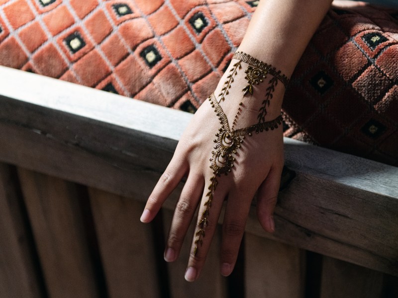 Hand mit fingertattoo