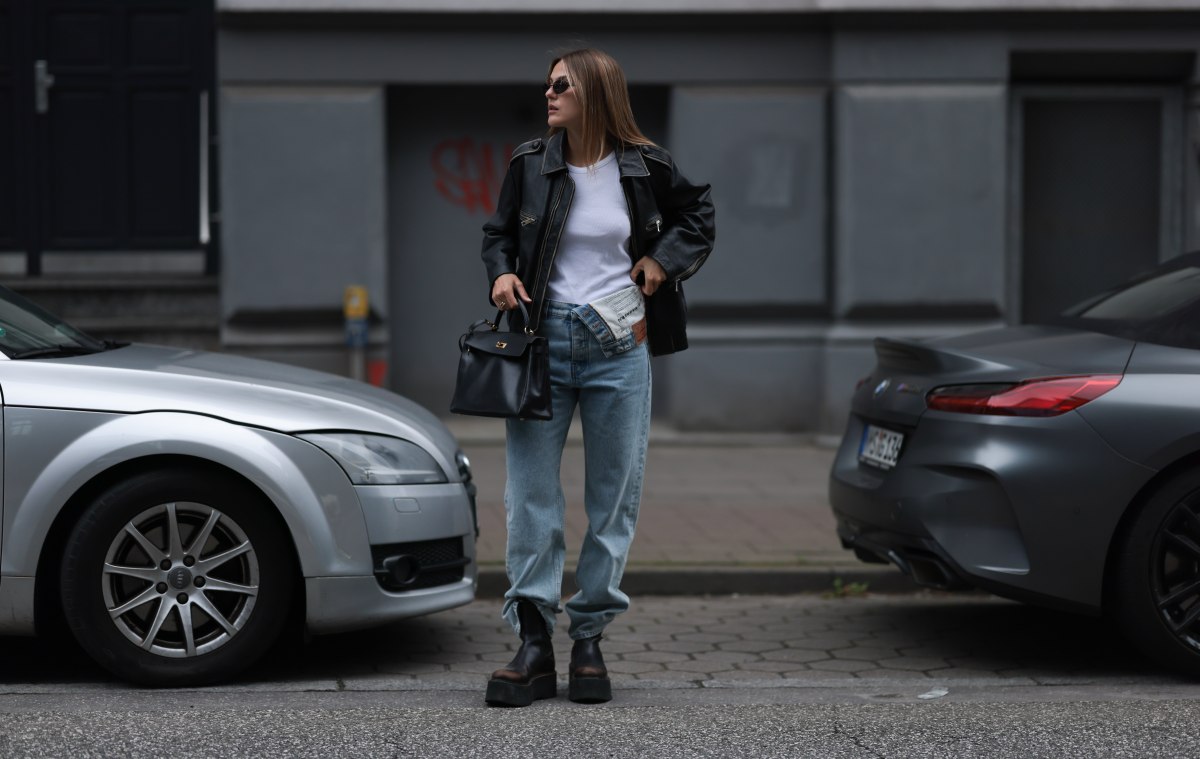 Frau steht in Straße