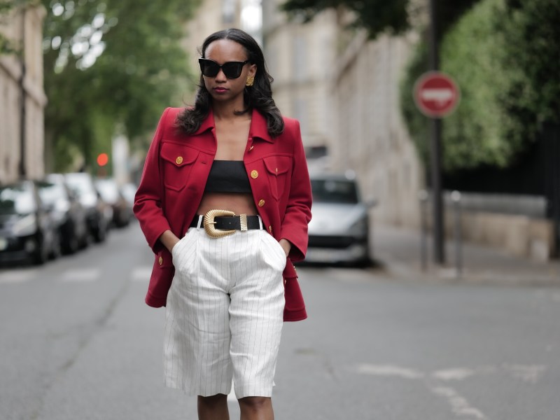 Frau zeigt ihre Frühlingskleidung