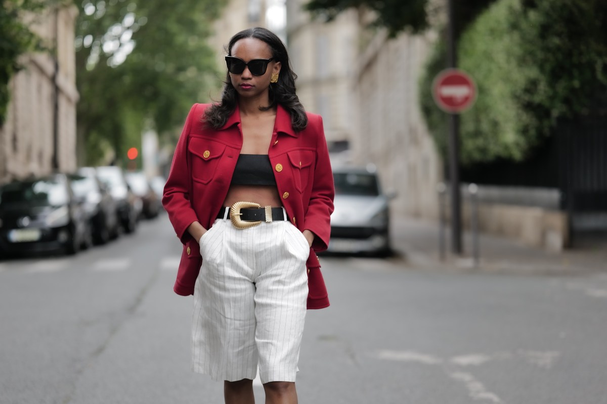 Frau zeigt ihre Frühlingskleidung