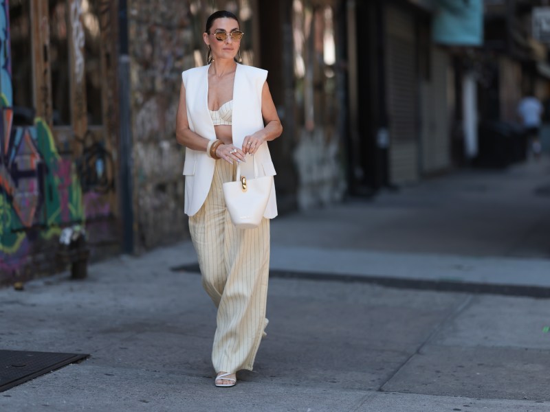 Frau trägt lockere Hose