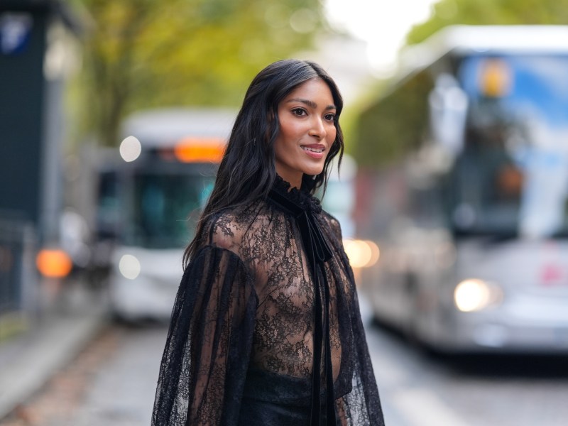 Frau trägt Boho Bluse