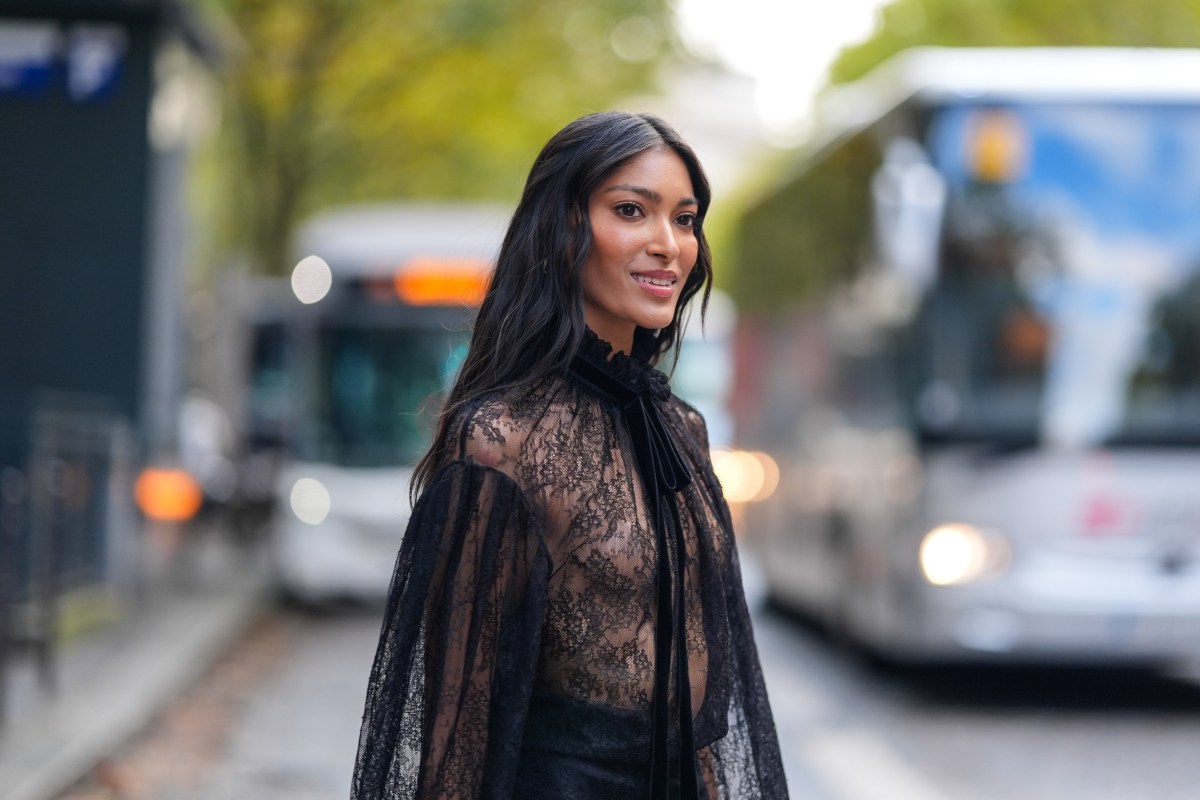 Frau trägt Boho Bluse