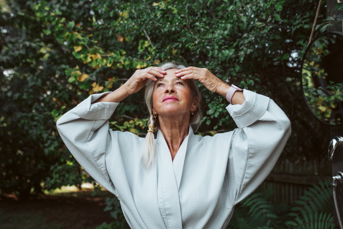 Ältere Frau macht ihre Skincare Routine