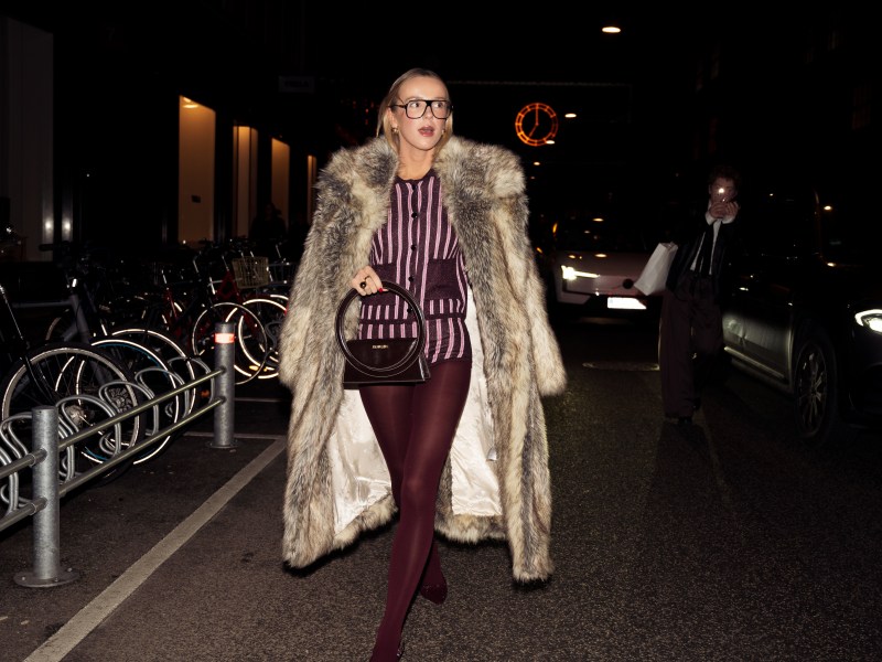 Frau trägt den beliebten Farb-Mix