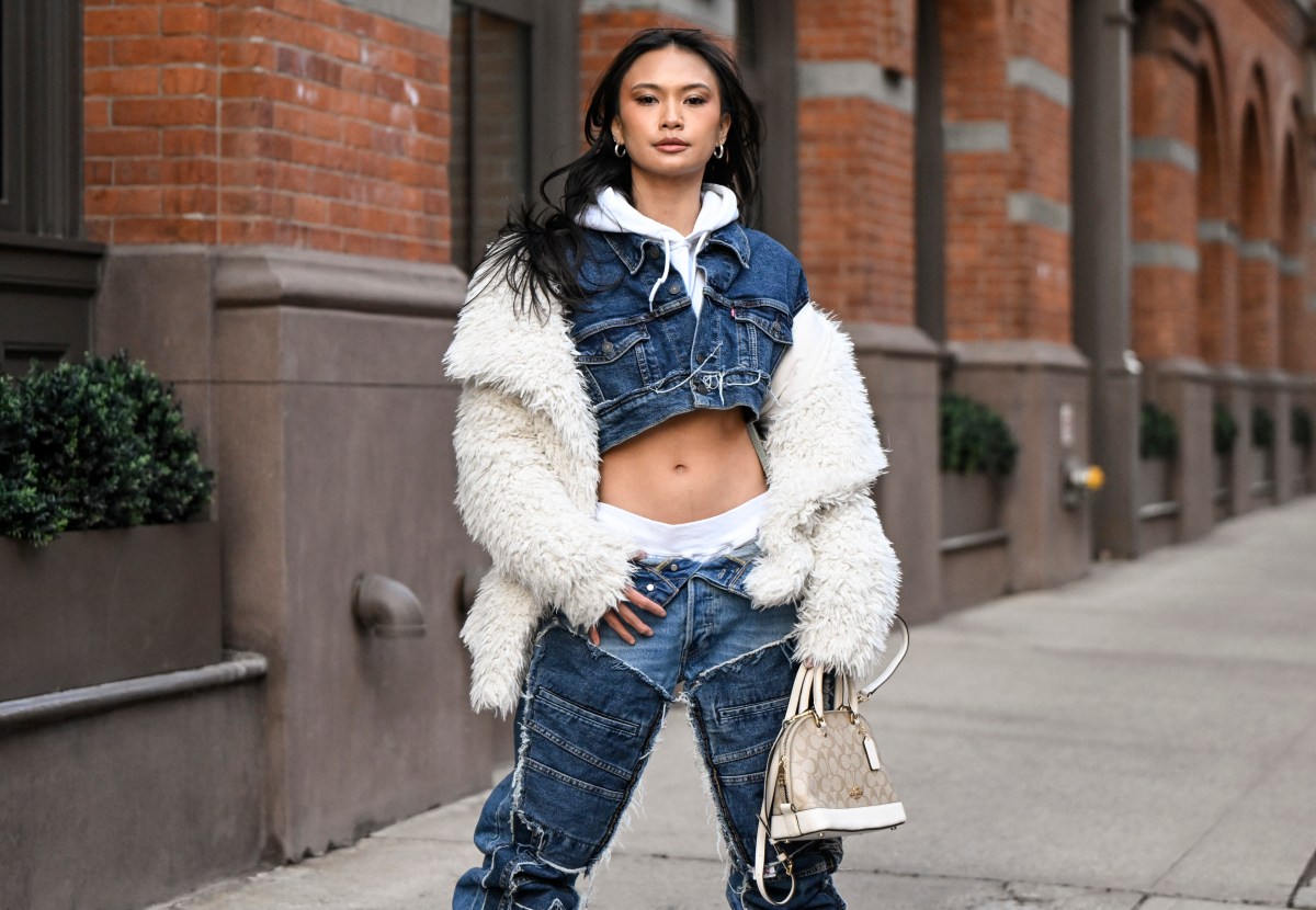 Frau trägt Jeansjacke