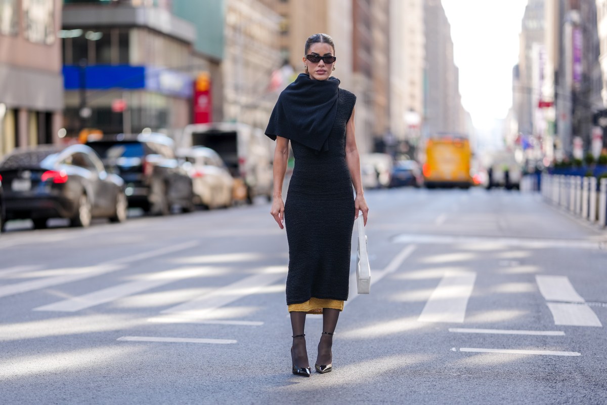 Frau trägt Strickkleid auf Straße
