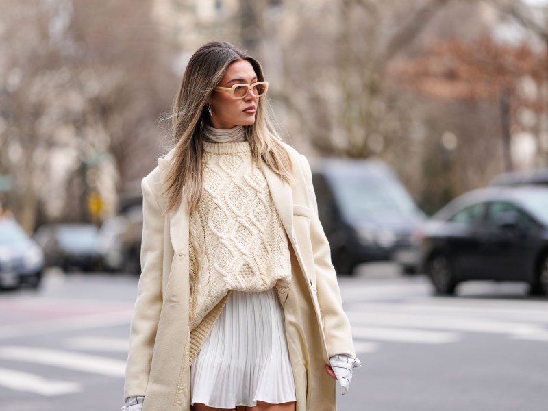 Frau trägt Plisseerock