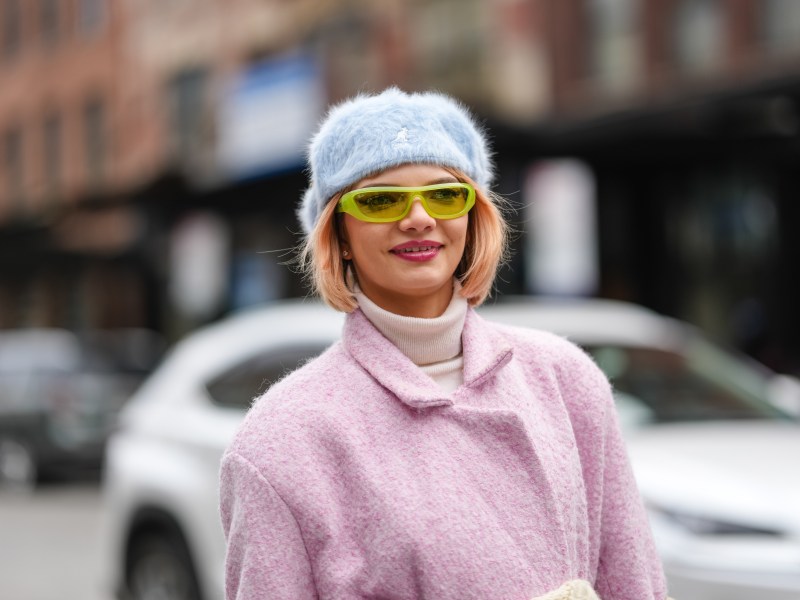 Frau trägt kuscheligen Mantel