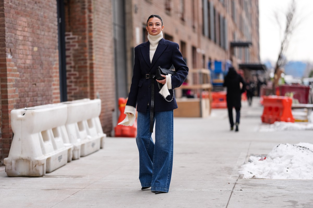 Frau trägt Wide Leg Jeans