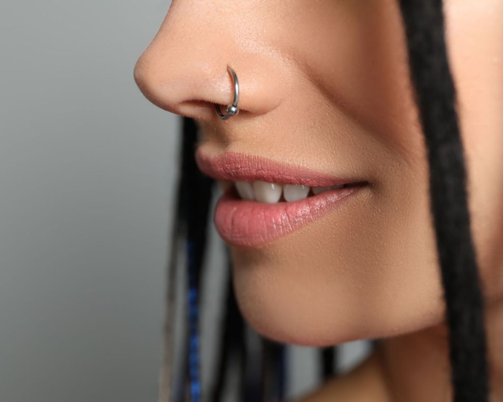 Frau mit Himmelsnase und Nasenring