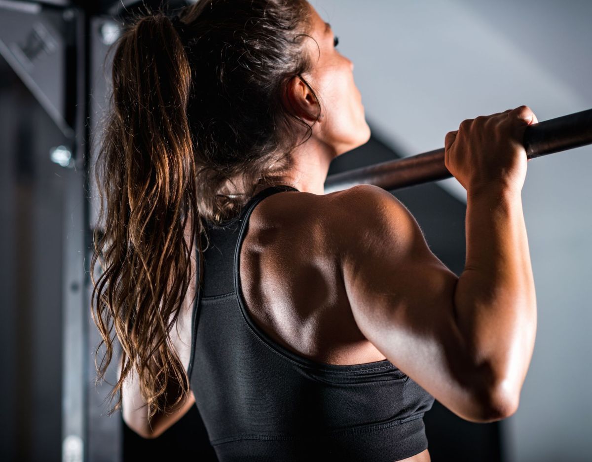 Muscle Memory Effekt: Frau Muskeln Fitnessstudio Langhantel Muskelaufbau