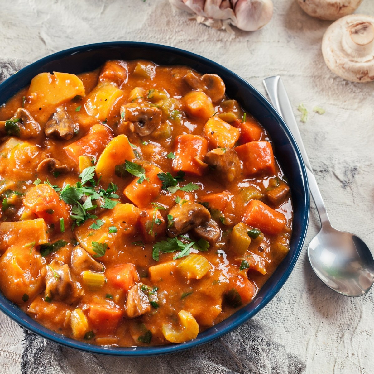 Deftiges Pilzgulasch: weihnachtliche Hauptspeise für Veggie-Fans