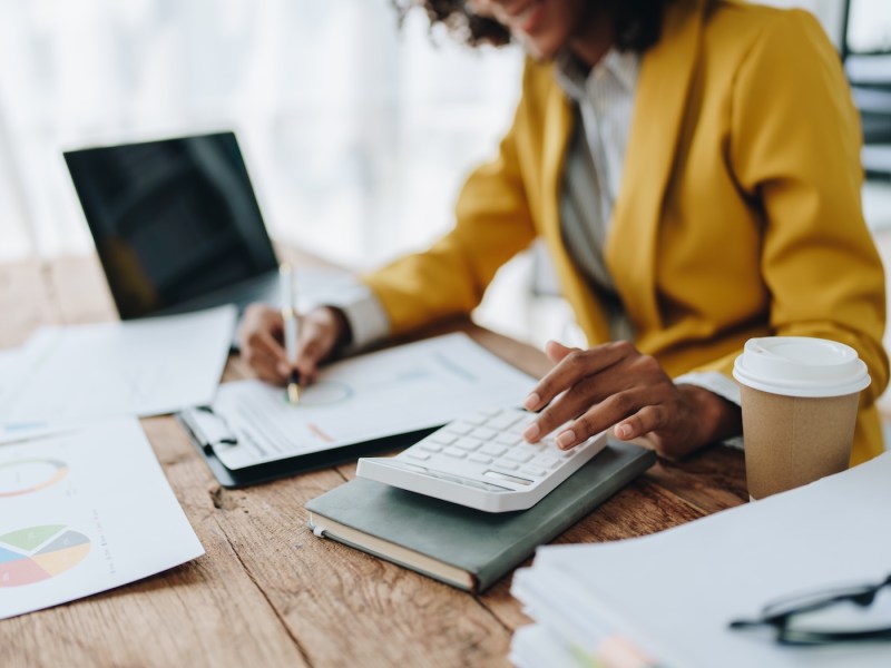 Eine Frau füllt Dokumente aus.
