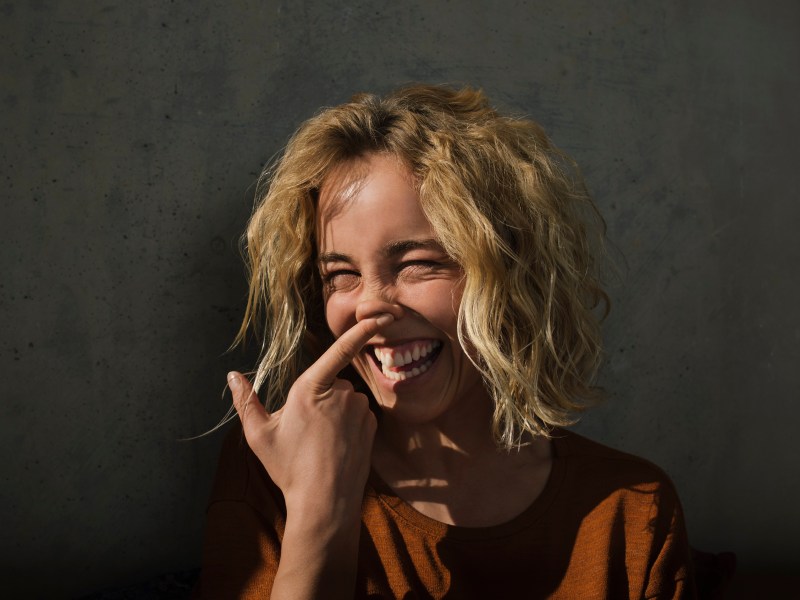 Frau mit Stupsnase lacht