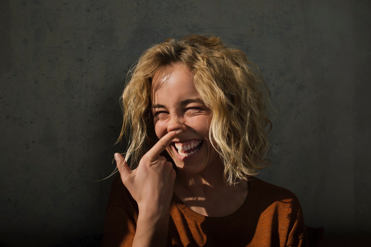 Frau mit Stupsnase lacht