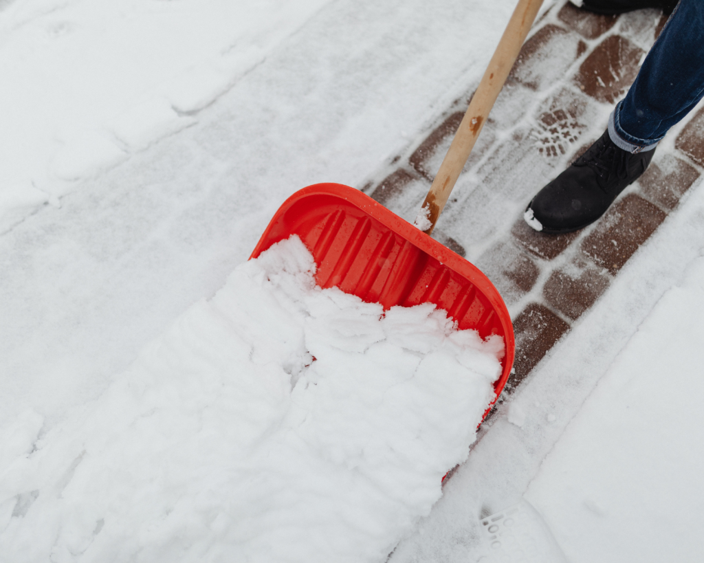Der Weg muss einen Meter, manchmal auch mehr geschippt werden.
