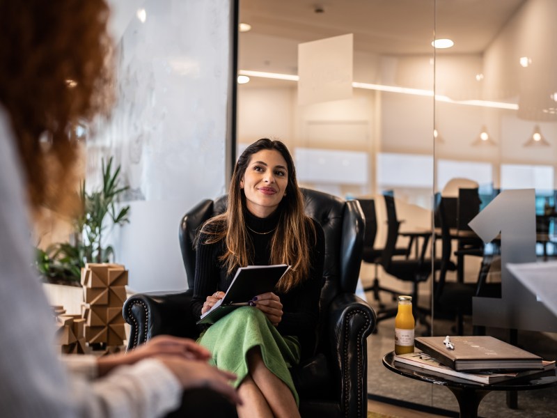 Junge Frau bei einem Gespräch im Büro.