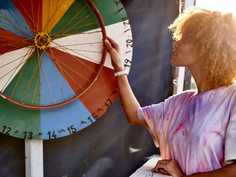 Frau dreht Glücksrad