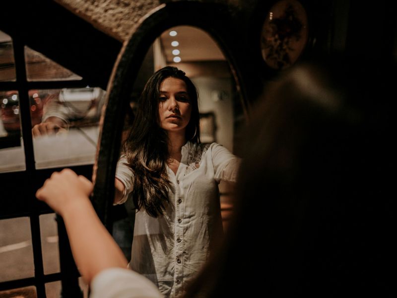 Frau Spiegel Achtsamkeit Vibe Check