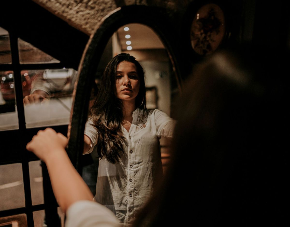 Frau Spiegel Achtsamkeit Vibe Check